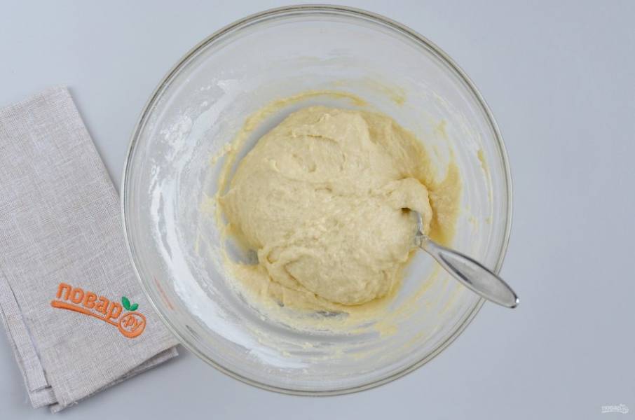 Замесите мягкое тесто, постарайтесь хорошо вымешать его, чтобы тесто стало максимально однородным. Оно не плотное, вязкое.