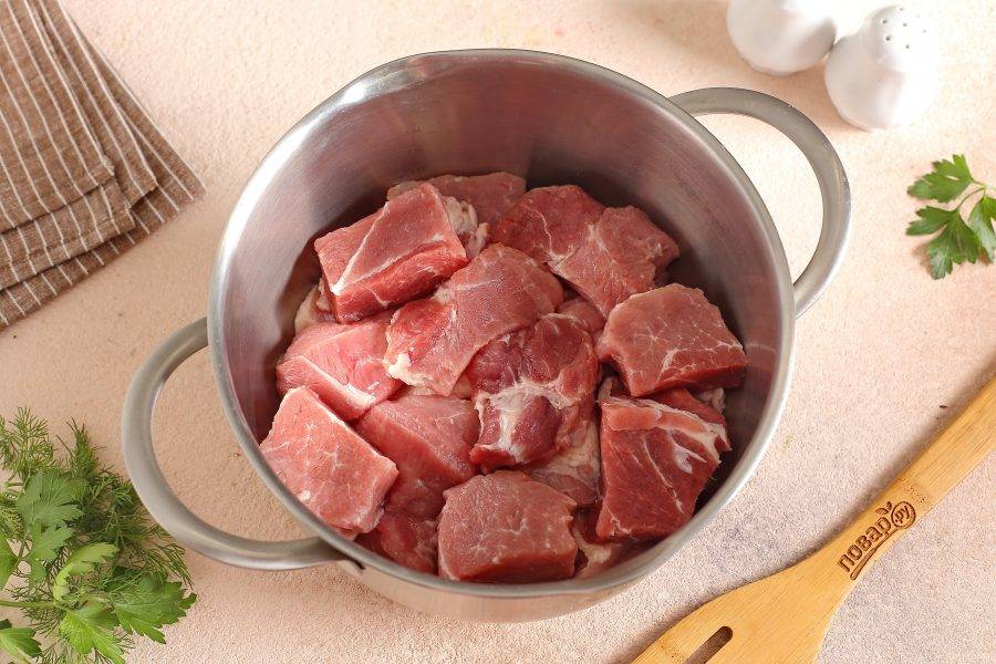 Переложите мясо в любую глубокую емкость.