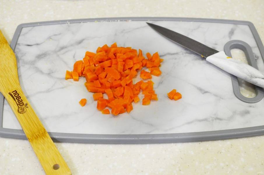3. Морковь почистите и нарежьте кубиком.