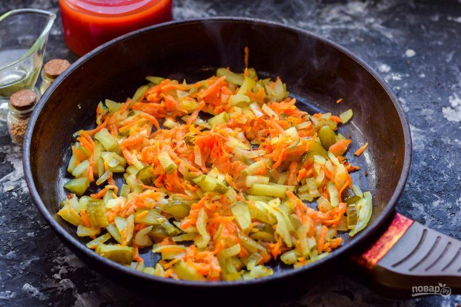 Рассольник с перловкой и солеными огурцами: рецепт | Меню недели