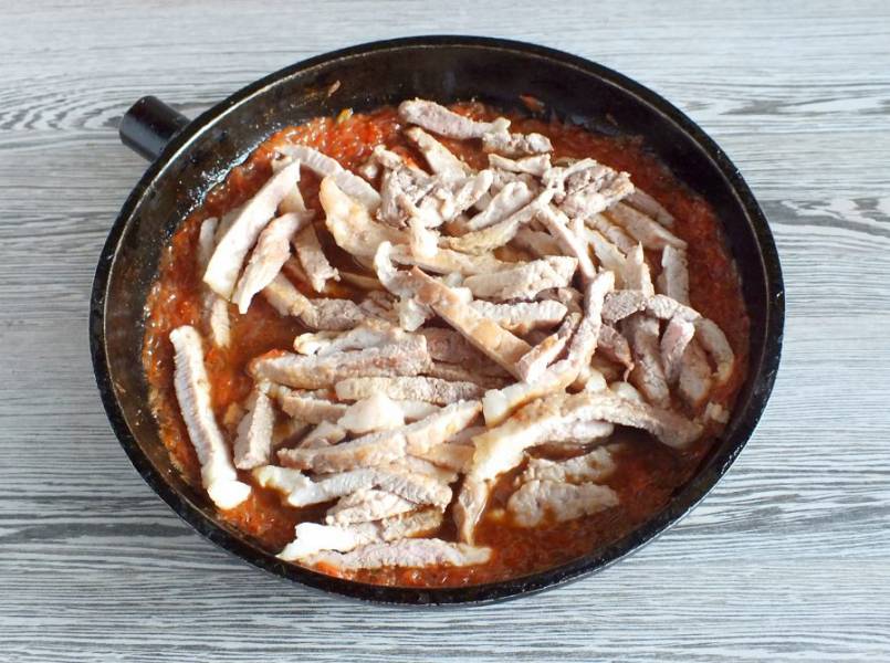Нарезанную свинину переложите в соус. На среднем огне доведите мясо до готовности.