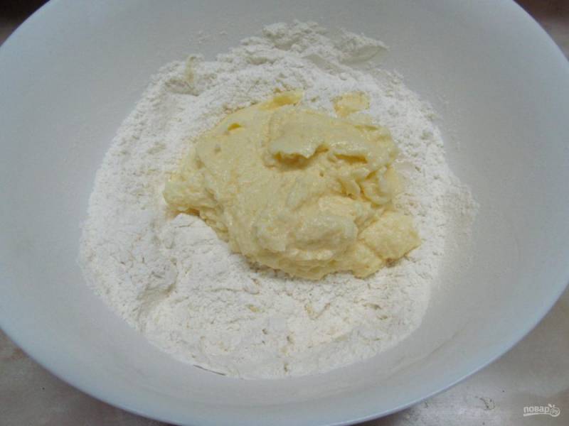 В сухие ингредиенты выложите масляную смесь и замесите тесто. 