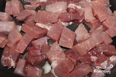Мясо помойте и обсушите, нарежьте кубиками. В чашу мультиварки налейте масло и уложите мясо туда. Обжаривайте его в течение 20 минут.