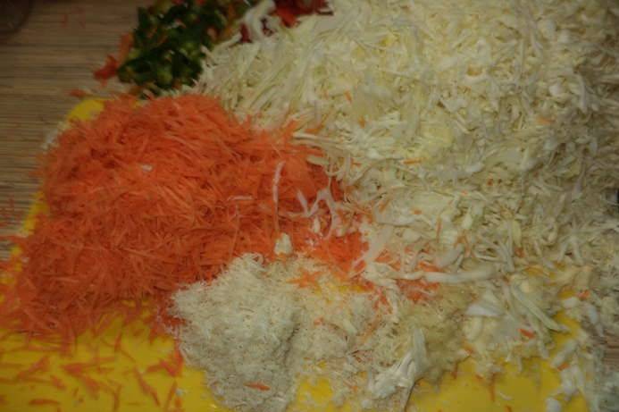 Капусту нашинкуйте, перец режем соломкой, морковь, хрен и чеснок натираем на терке.