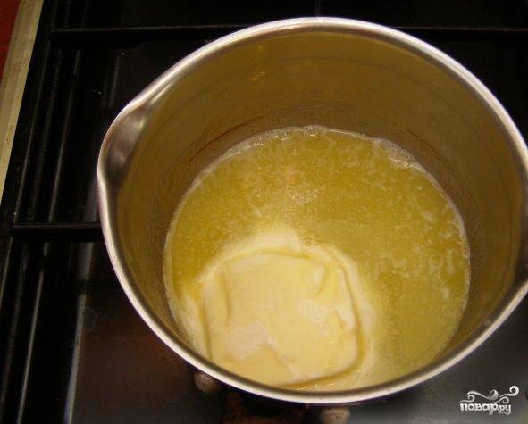 1. Сначала растопите маргарин, но не доводите до кипения. Я обычно ставлю на теплую поверхность кухонной плиты, а тем временем занимаюсь тестом.
