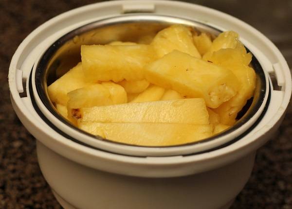 3. Измельчить ананасы в пюре. В рецепт приготовления диетического морковного торта можно использовать также зеленые яблоки, груши или любые другие фрукты, которые есть под рукой. 