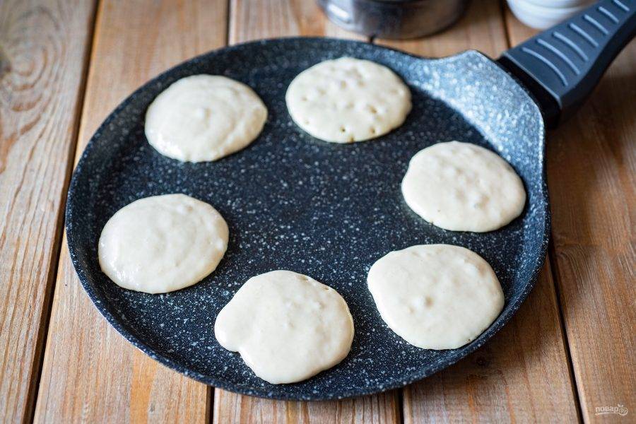 Пышные панкейки на молоке с содой — пошаговый рецепт | Вкусный блог | Дзен