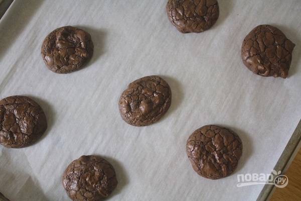 8. Запекайте печенье с двойным шоколадом около 8-10 минут.