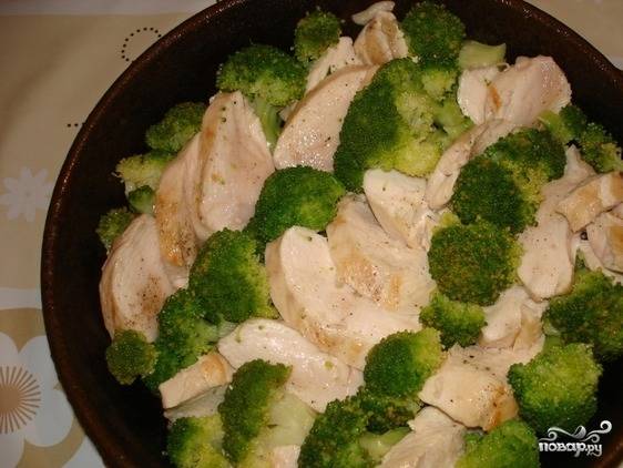 Обжаренную курицу нарежьте на медальоны. Выложите их в форму для выпечки, смазанную маслом. Также добавьте брокколи.