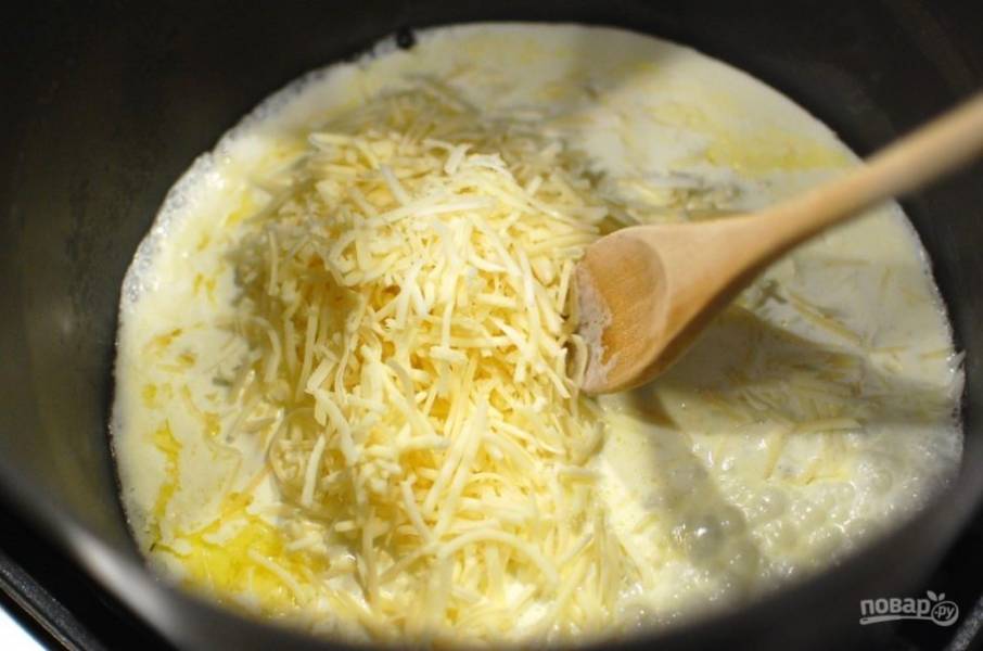 4.	Прогрейте смесь около 1 минуты, затем добавьте тертый сыр.