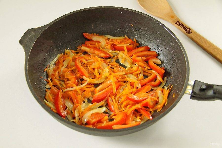Обжарьте овощи на сковороде до готовности.