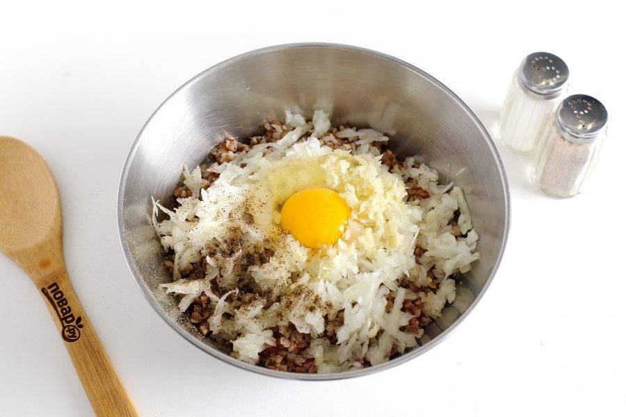Добавьте тертую на крупной терке луковицу, яйцо, соль и специи по вкусу.
