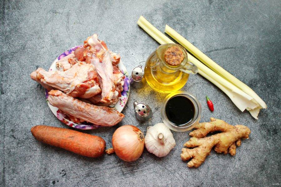 Подготовьте все необходимые ингредиенты для приготовления утиных крылышек "Вьетнамский колорит".