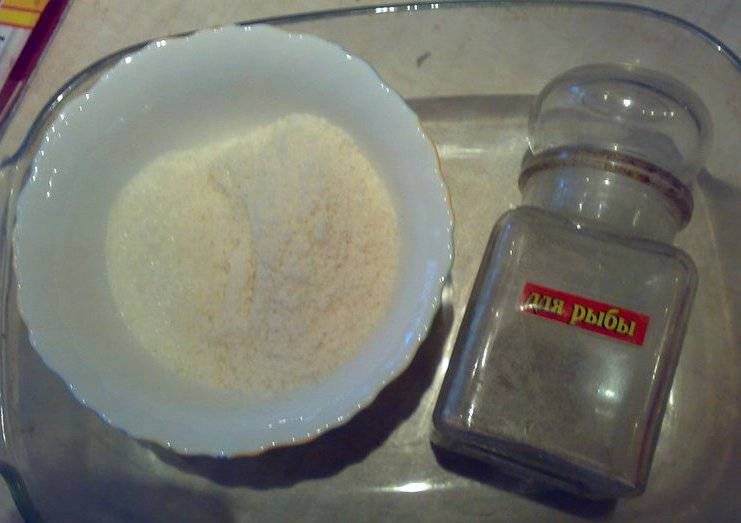В отдельной миске смешиваем сахар, соль и приправу для рыбы. Если вы будете засаливать более одной рыбы, то не забывайте, что соотношение сахара и соли всегда остается 1:1.