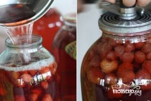 Вылить сироп в банки с клубникой и закатать.