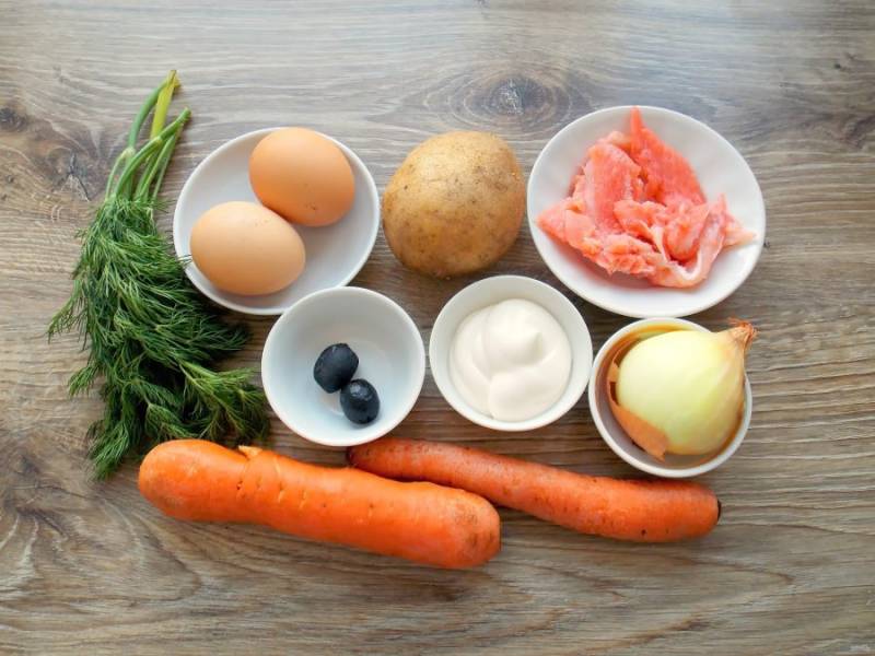 Подготовьте все необходимые ингредиенты для приготовления салата "Золотая рыбка" с семгой. Отварите картошку, морковь и яйца до готовности. Остудите и почистите их.