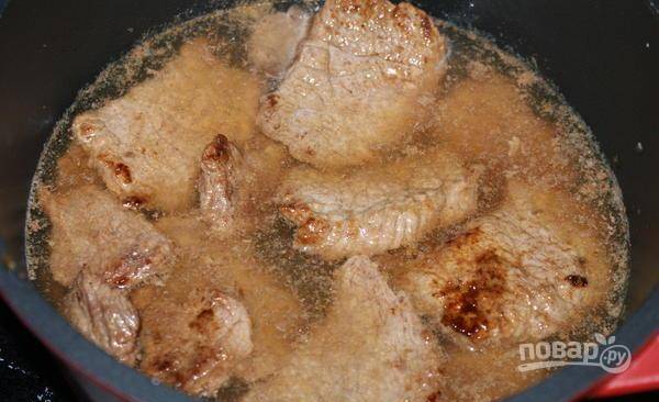 Влейте в глубокую сковороду к мясу воду. Тушите его в течение 1 часа на небольшом огне.