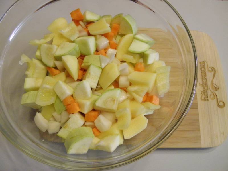 4. Сложите овощи в глубокую и удобную тару для перемешивая. Посолите.