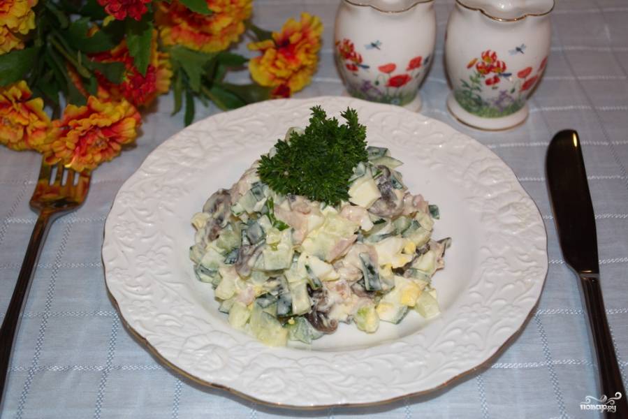Салат из копченой курицы с грибами и черносливом