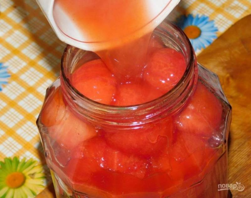 Слейте с помидоров воду и залейте горячим томатным соусом. Закройте крышками.