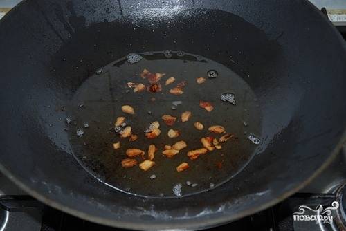 2. В сковороду налить растительное масло и хорошо его разогреть. Отправить туда срезанный жир и жарить его до коричневой корочки. Он должен максимально вытопиться. 