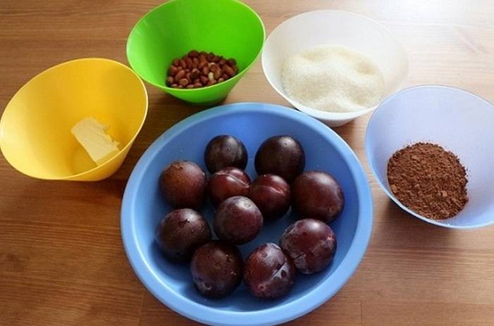 1. Весьма необычный рецепт приготовления сливового варенья. В данном случае нам понадобится кроме фруктов еще какао, арахис и сливочное масло.