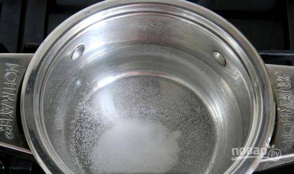 Солёную воду доведите до кипения.