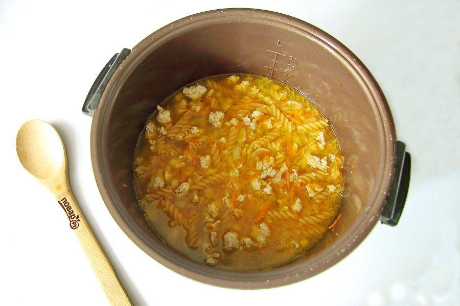 Добавьте макароны и налейте кипяток. Вода должна почти полностью покрывать макароны. Добавьте, если необходимо, немного соли, установите программу "варка/бобы" или если есть режим "макароны" и готовьте под крышкой 15 минут.