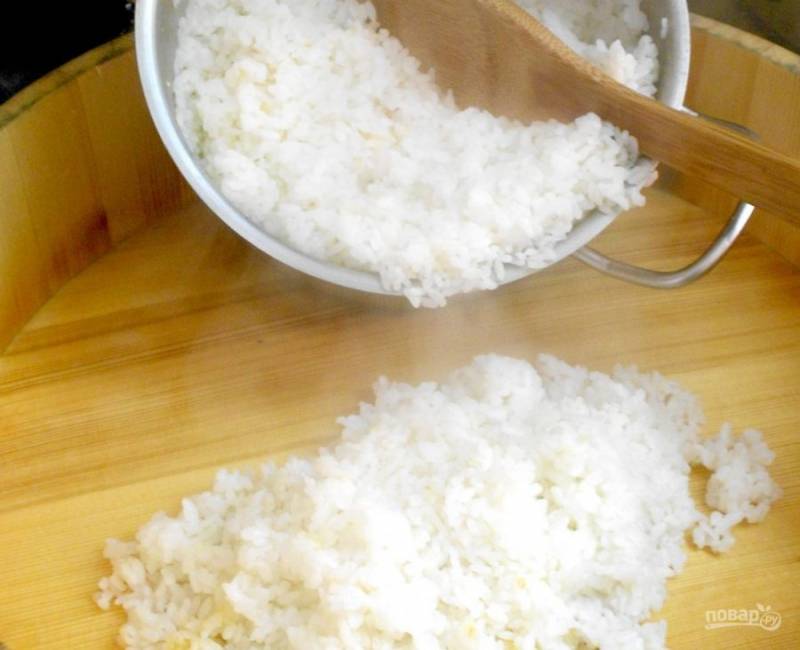 6. Затем выкладываем готовый рис в деревянный тазик хангири (если его нет, возьмите обычный пластиковый таз).