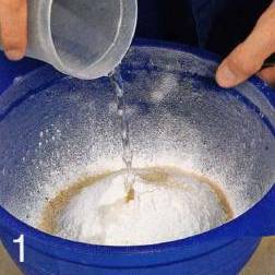 Муку с солью просеять в миску, добавить дрожжи. Воду залить тонкой струйкой, затем масло. Вымешивать тесто 5 мин. Прикрыть пищевой пленкой и оставить подниматься 1 ч.