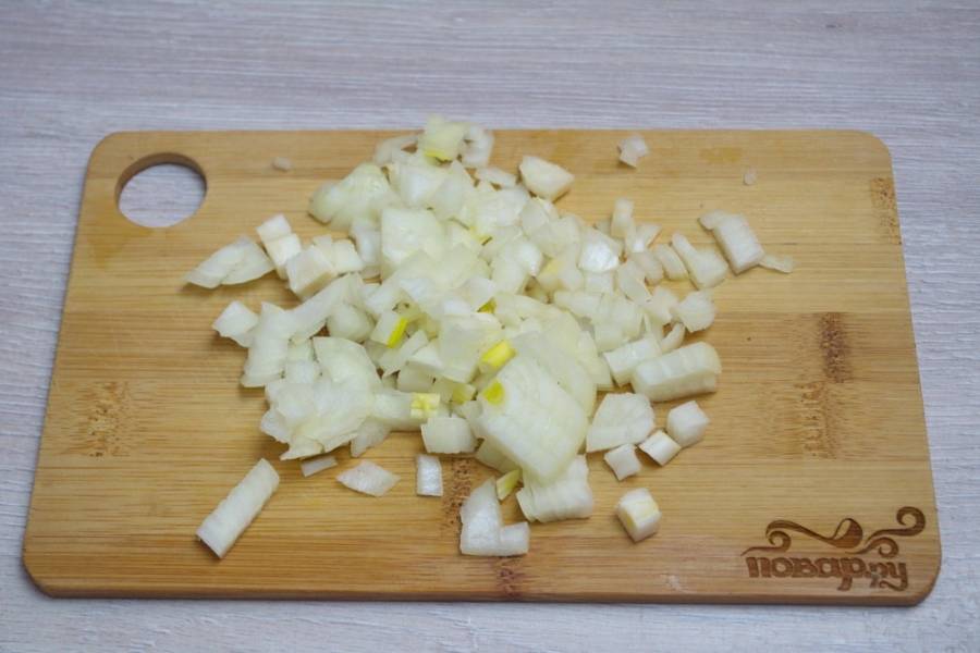 2. Репчатый лук нарезаем небольшими кубиками. Лук обжариваем на сковороде с добавлением растительного масла.