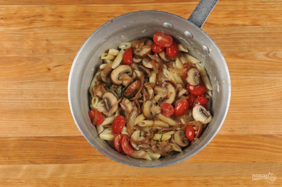 4. В это же время отварите пенне в течение 11 минут в подсоленной воде. Промойте макароны и переложите в сковороду к грибам. Прогрейте блюдо 1-2 минуты.