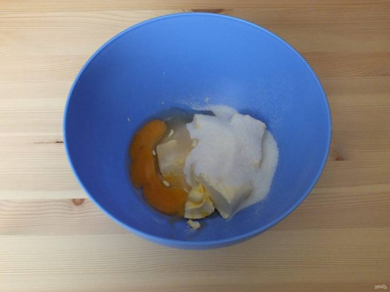 2. В глубокой чаше смешайте мягкое масло, яйцо и сахар.