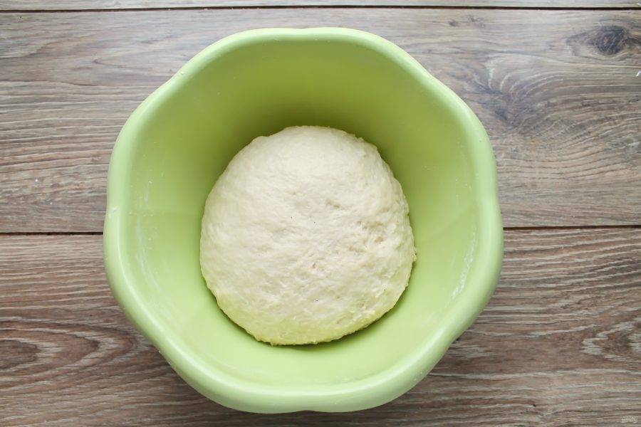 Часть муки смешайте с разрыхлителем и добавьте в миску с жидкостью, перемешайте. Постепенно добавляя муку, замесите мягкое, не липкое тесто.