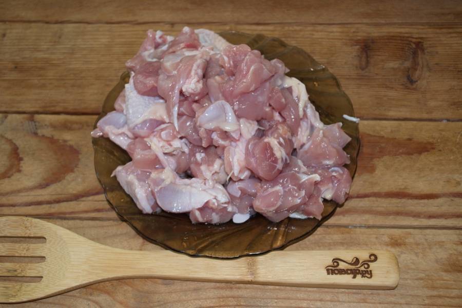 Мясо птицы нужно нарезать небольшими кусочками. Я беру "куриный гуляш". Это более дешевый сорт мяса. По факту это мясо с ножек (без костей).