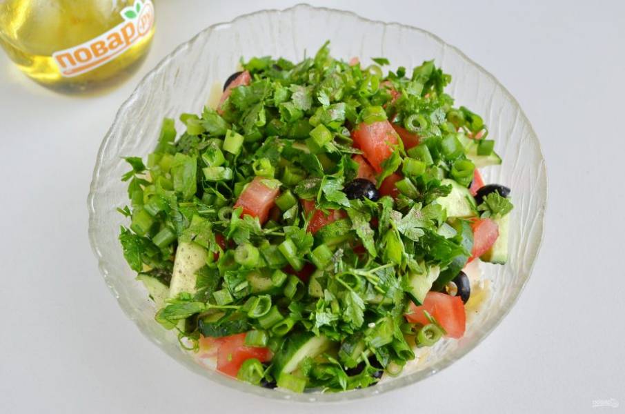 Порубите мелко зелень. В салатнике соедините макароны, овощи, зелень, добавьте соль и перец черный молотый.