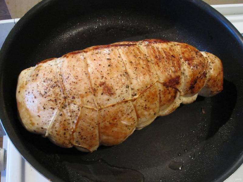 2.	Посолите мясо и поперчите. Разогрейте сковороду с растительным маслом и выложите грудку, обжарьте ее со всех сторон до золотистой корочки, отложите в сторону для остывания.