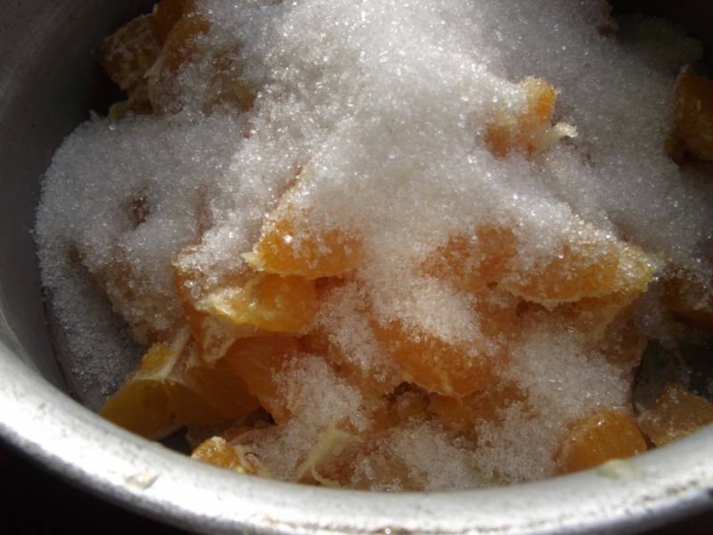 2. Посыпаем мандарины сахаром и ставим на средний огонь. Для приготовления этого варенья нужно взять емкость с антипригарным дном. Когда выступит сок, можно добавить ванильный сахар. Я пробовала добавлять палочку корицы, с ней варенье начинает играть новыми красками. Но корица — дело вкуса, поэтому решайте сами, добавлять или нет.