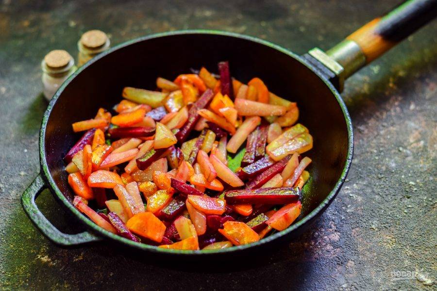 Сковороду разогрейте и смажьте маслом, выложите овощи, жарьте 15 минут на небольшом огне — до готовности овощей. Так как мы готовим молодые овощи, процесс много времени не отнимет.