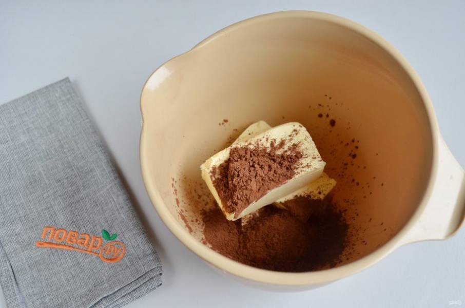 9. В чаше миксера взбейте сначала масло с какао до пышной массы. Потом вливайте тонкой струйкой сгущенку, не переставая взбивать.