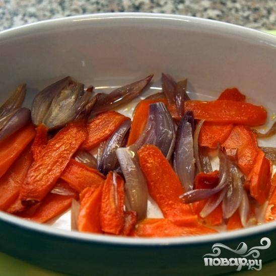 3. Разрезать каждую луковицу на 8 ломтиков. Нарезать морковь. Выложить овощи в разогретую сковороду и обжарить в растительном масле до полуготовности. 