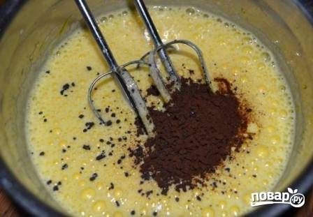 Добавляем к маслу яйца и сахар, взбиваем миксером, а затем добавим растворимый кофе. Взобьем еще, чтобы кофе растворился.