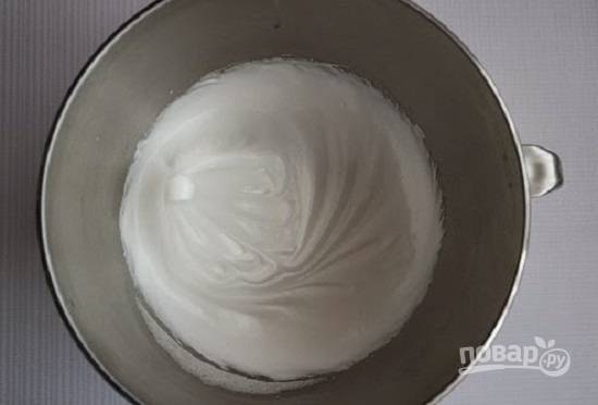 Отделяем белки от желтков. Взбиваем белки со щепоткой соли до пены, а затем продолжаем взбивать до плотной блестящей пены, в процессе добавляя сахар по одной столовой ложке.