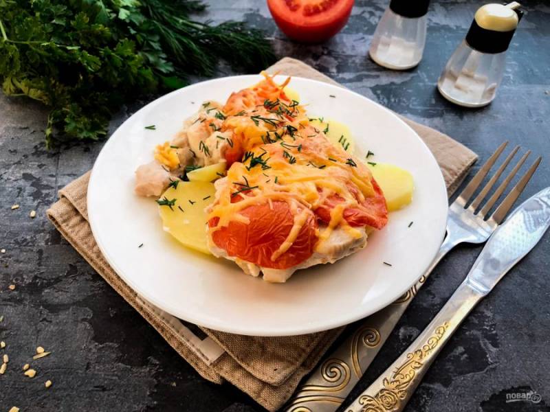 Рыбная запеканка с картофелем, сыром и помидорами