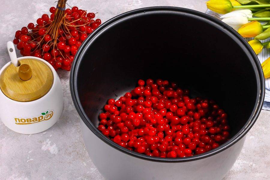 Слейте воду и выложите ягоды в чашу мультиварки.