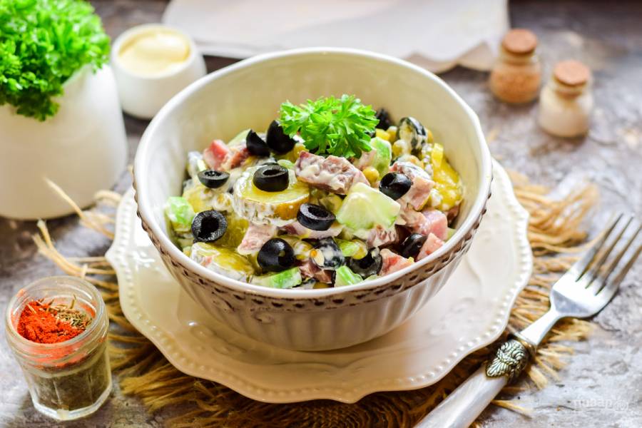 Свежий и сочны салат с ветчиной и огурцами - пошаговый рецепт