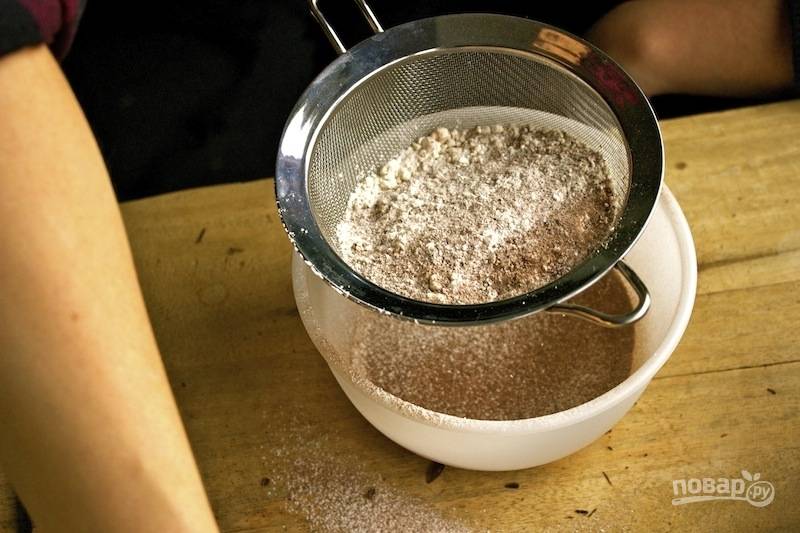 4.	В миску просейте пшеничную муку, к ней просейте какао-порошок.