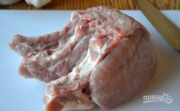 2. Вымойте свинину, обсушите и нарежьте на порционные кусочки, но не дорезая до конца. Такие образом мясо будет сочнее и будет лучше держать форму во время запекания. 