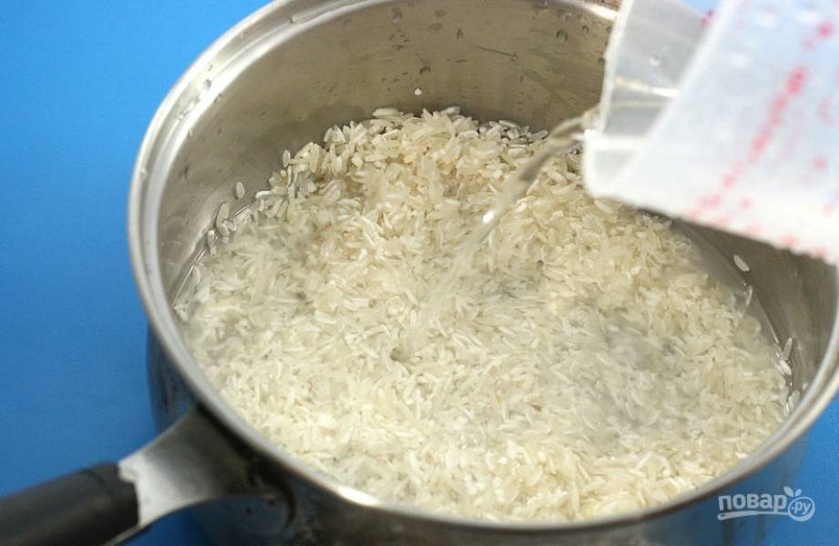 2. После промывки рис должен быть чистым, а вода — прозрачной.