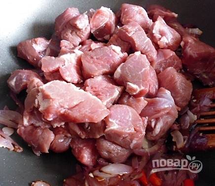 Когда все подрумянится, добавьте мясо ягненка, нарезанное небольшими кубиками.